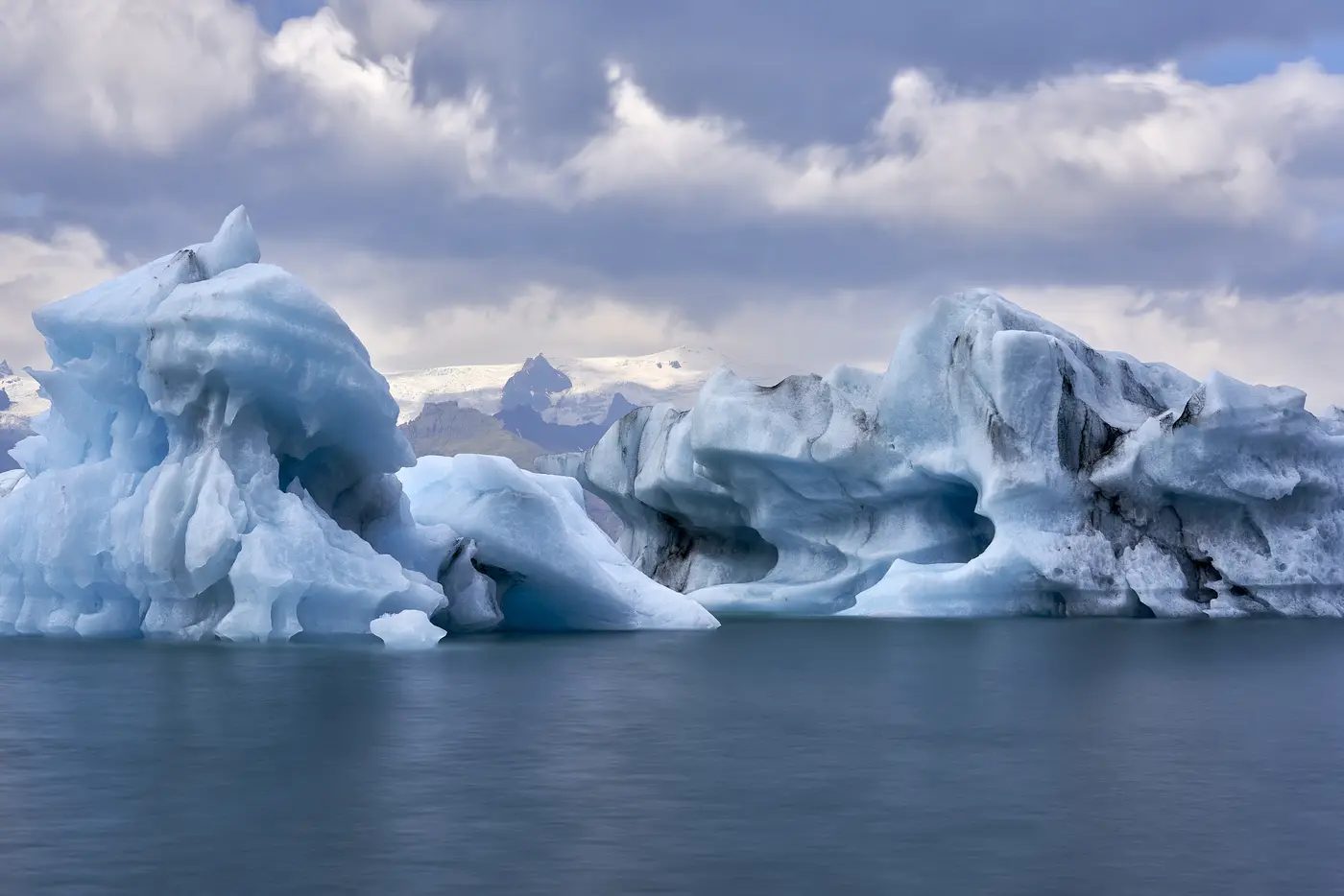 Eisberge auf ruhigem Wasser