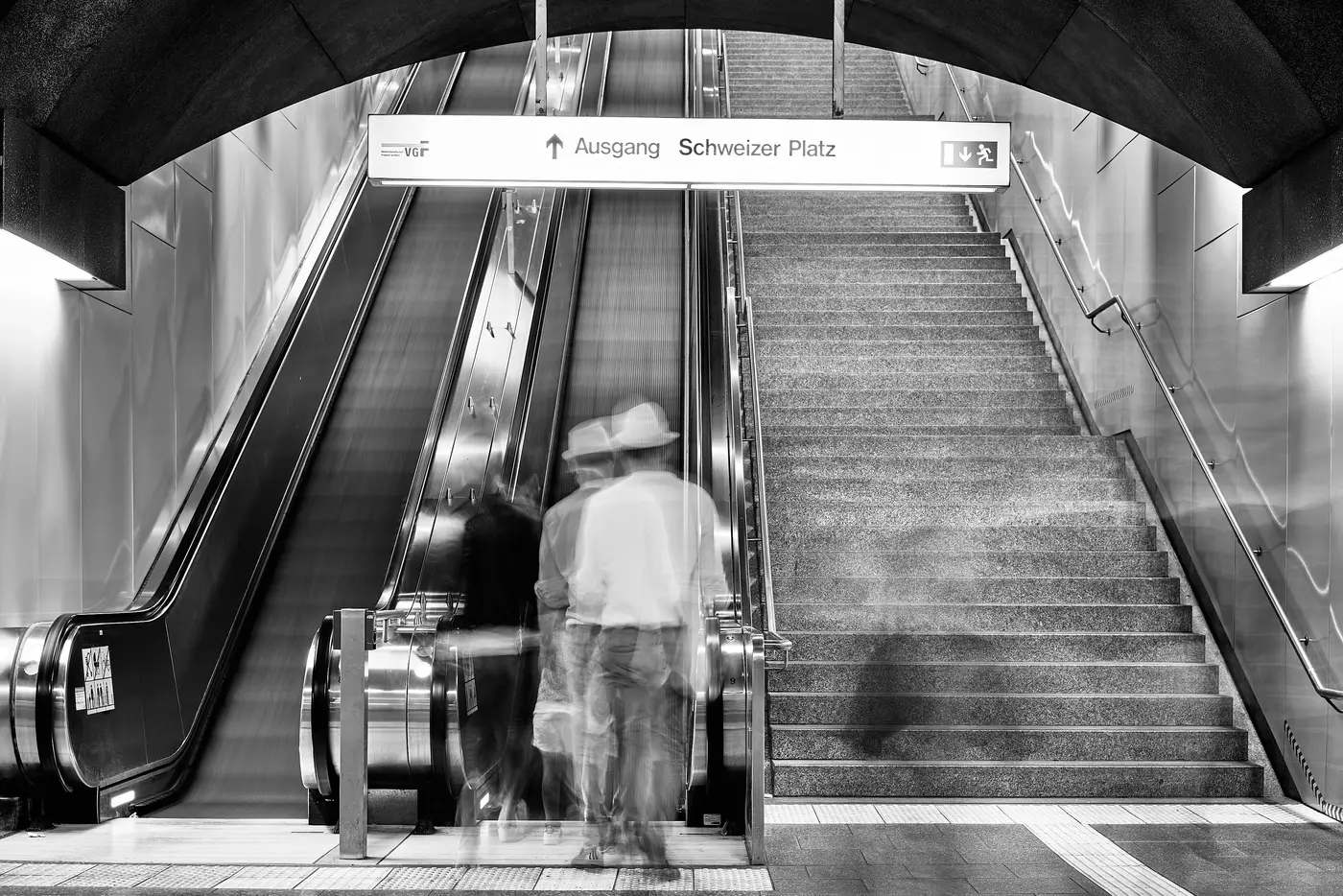 Eine Rolltreppe in einer Station, Schwarzweiß
