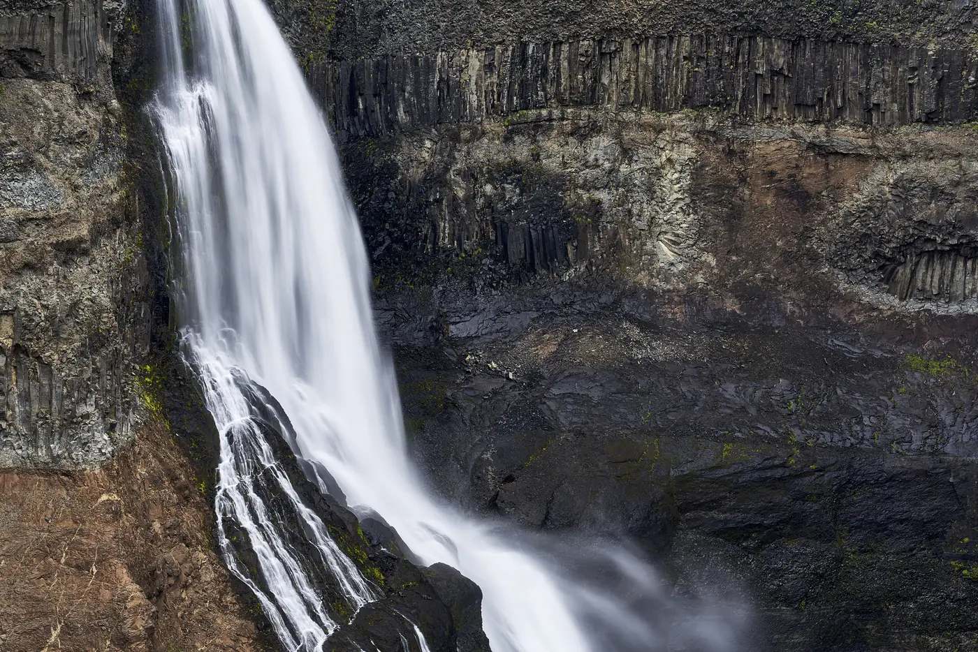 Ein Wasserfall in einer engen Schlucht