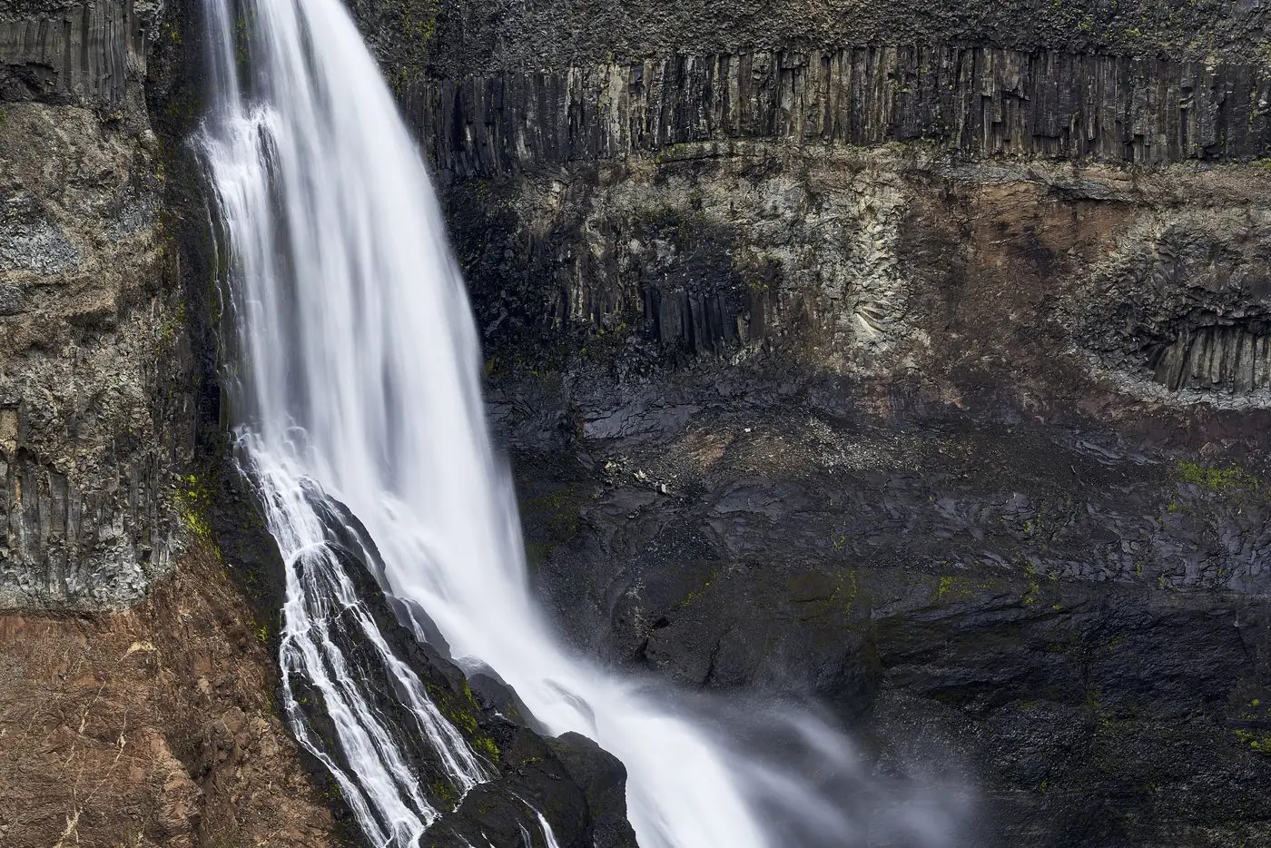Ein Wasserfall in einer engen Schlucht