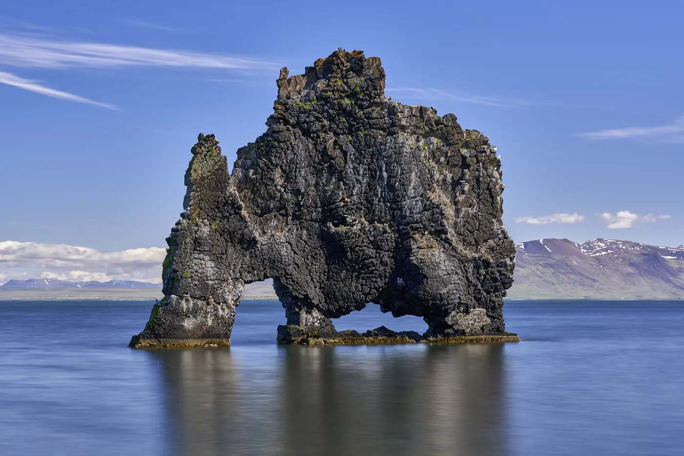 Der Felsbogen Hvítserkur bei ablaufendem Wasser