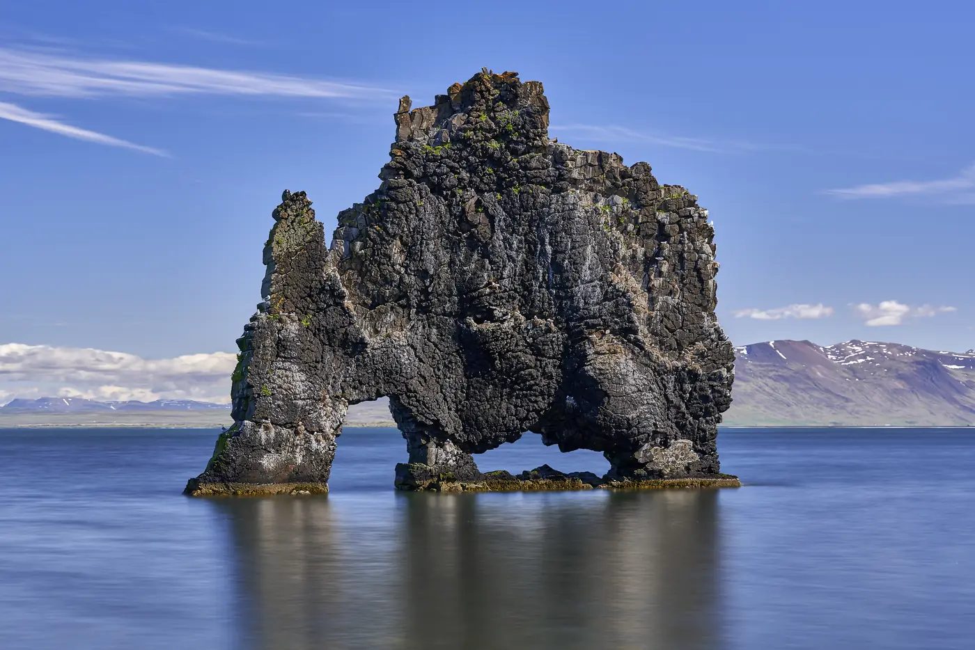 Der Felsbogen Hvítserkur bei ablaufendem Wasser