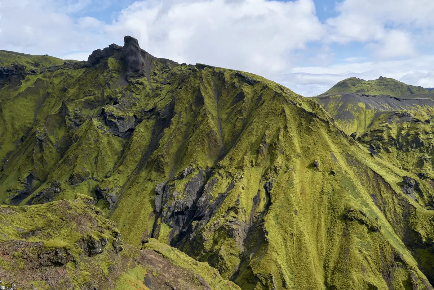Ein moosgrünes Hochlandpanorama