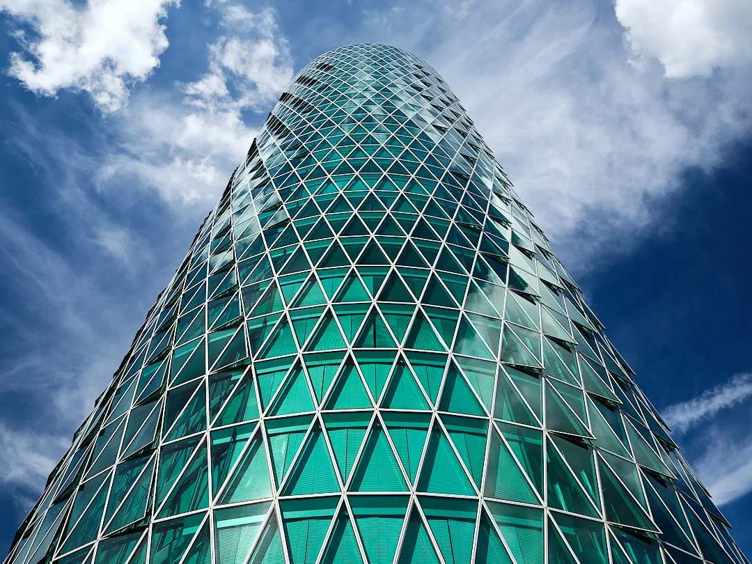Ein gläserner Turm mit spiralförmiger Fassade