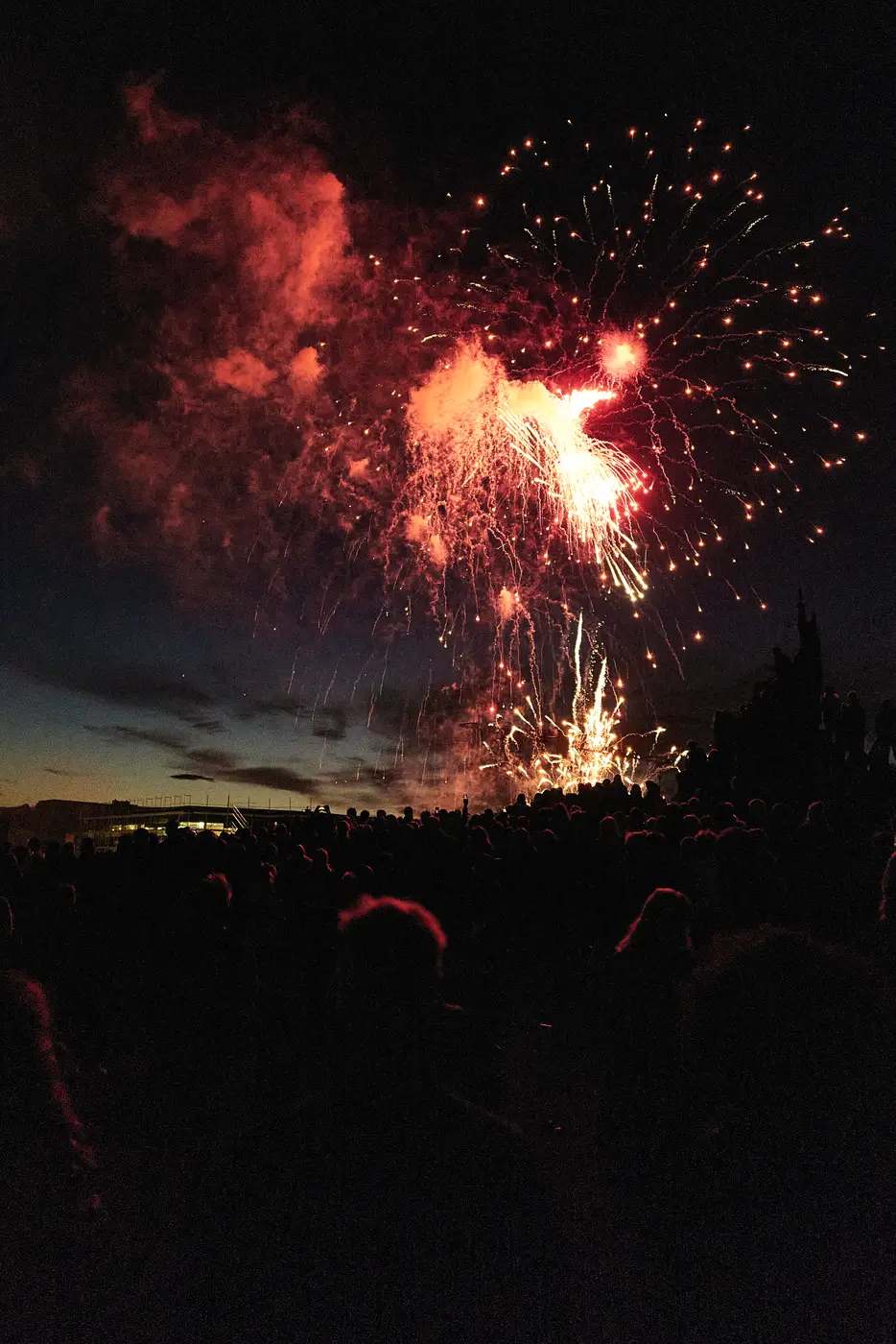 Eine Vulkaneruption bei Nacht