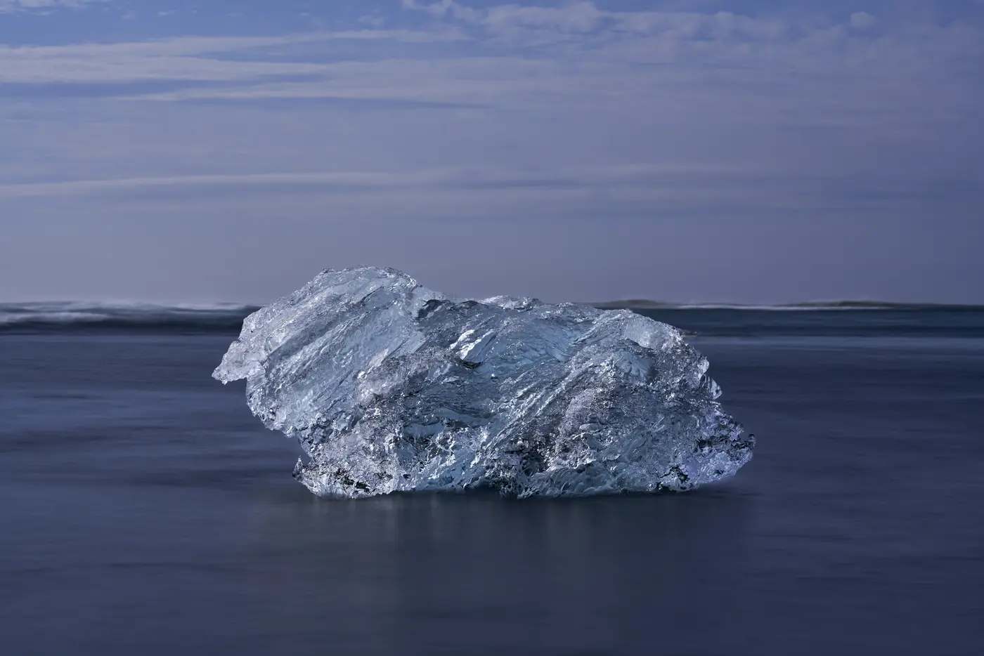 Ein Eisberg im stillen Wasser