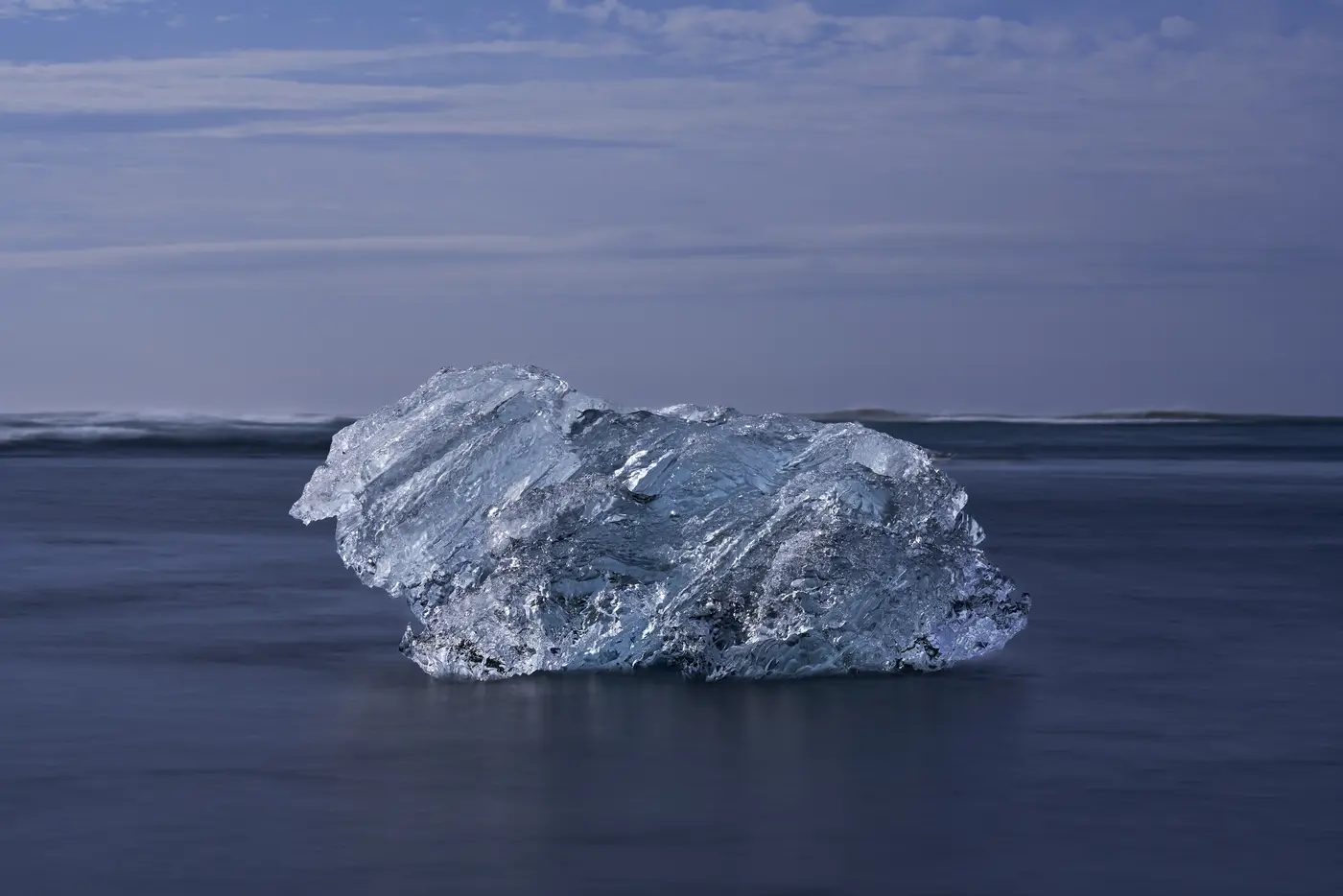 Ein Eisberg im stillen Wasser