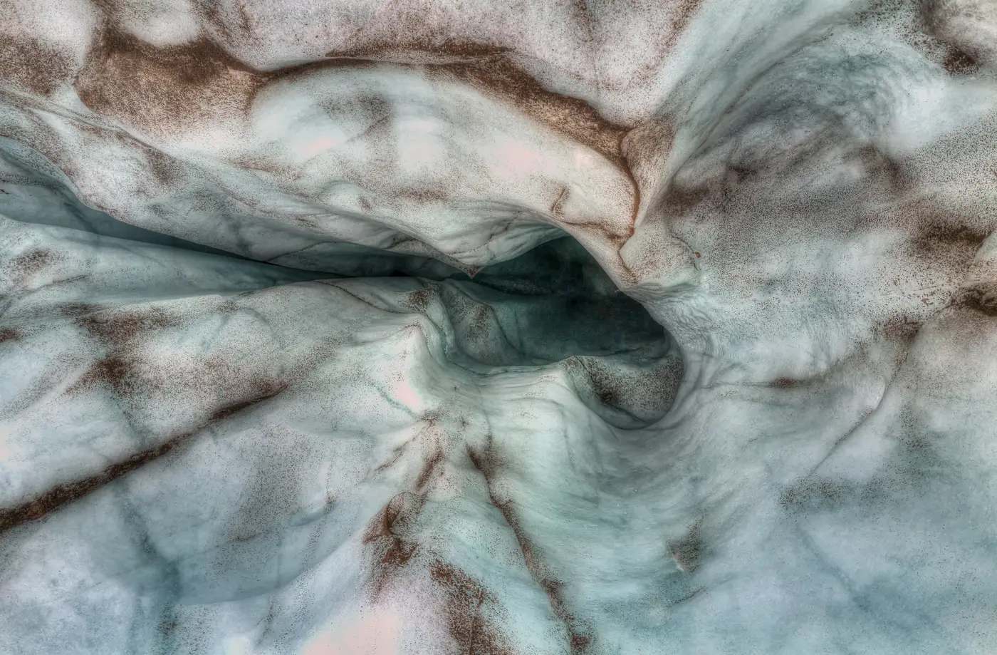 Im Inneren einer Eishöhle, eine blaue Wölbung