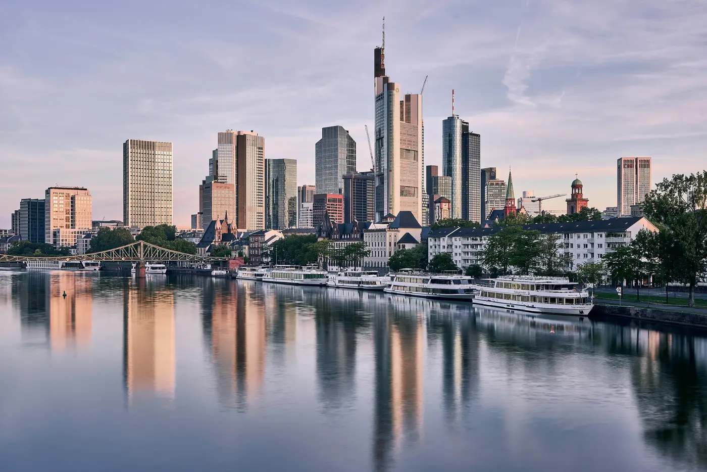 Die Frankfurter Skyline spiegelt sich im Main