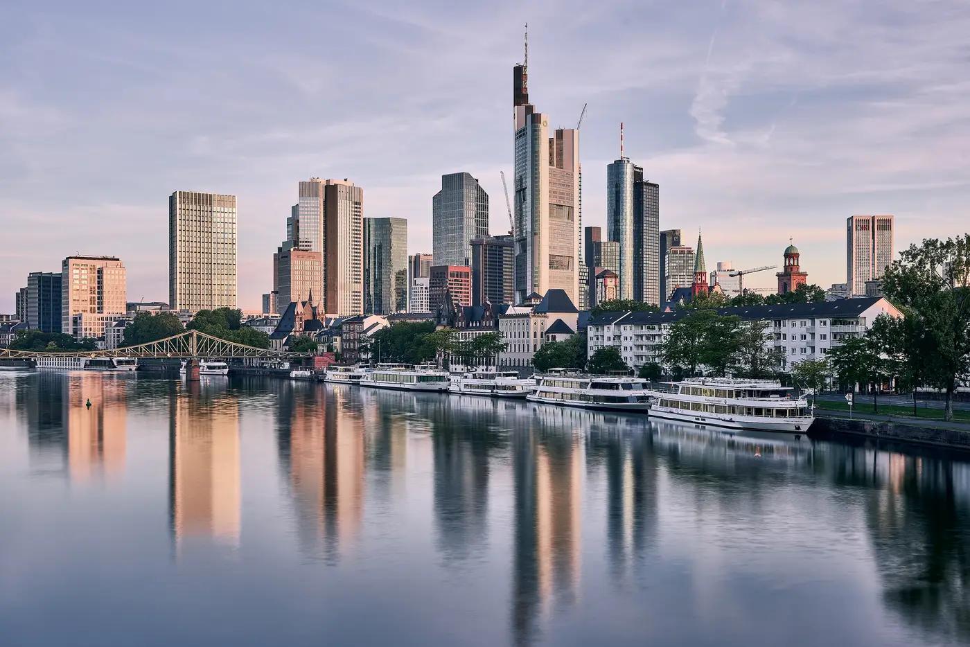 Die Frankfurter Skyline spiegelt sich im Main