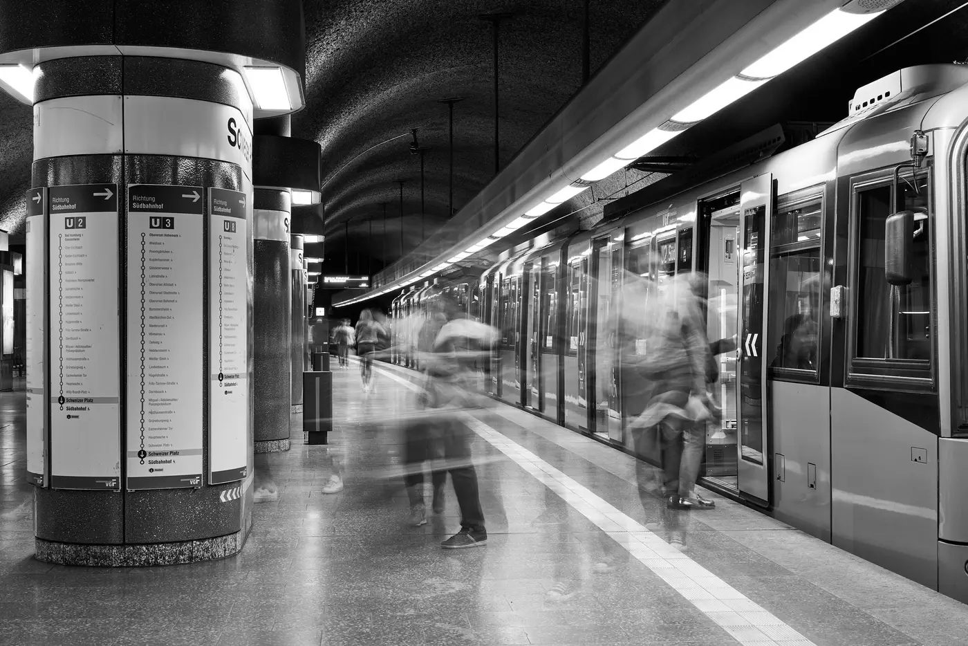Eine U-Bahn-Station in Schwarzweiß