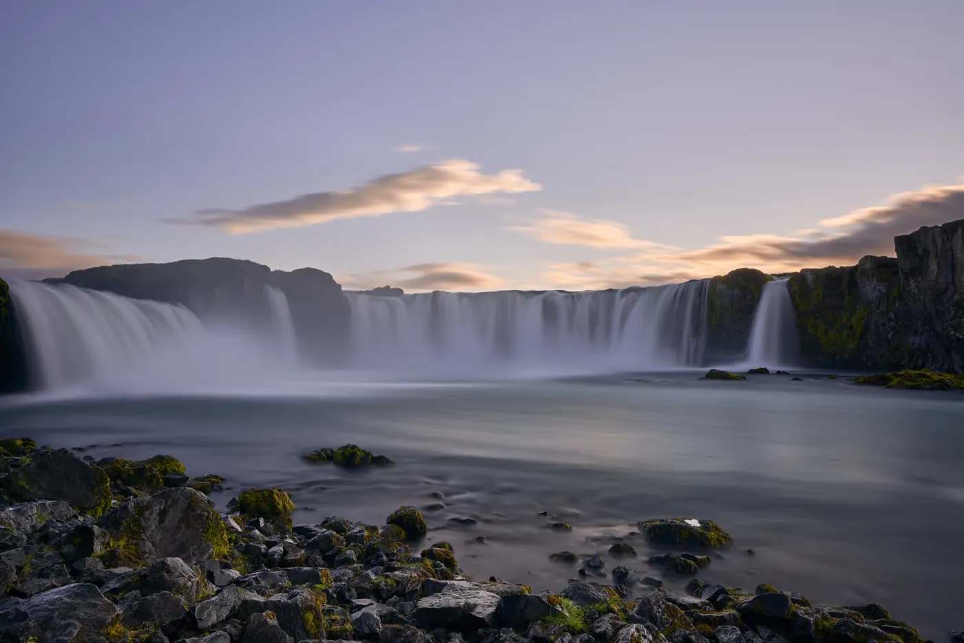 Ein breiter Wasserfall