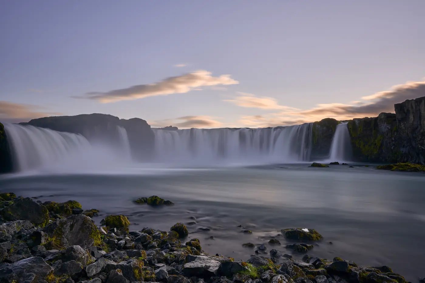 Ein breiter Wasserfall