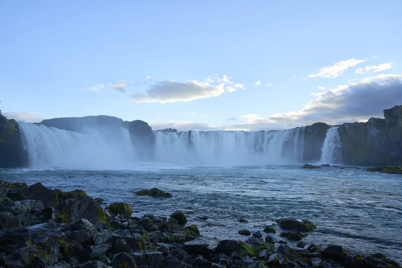 Ein Wasserfall im warmen Abendlicht