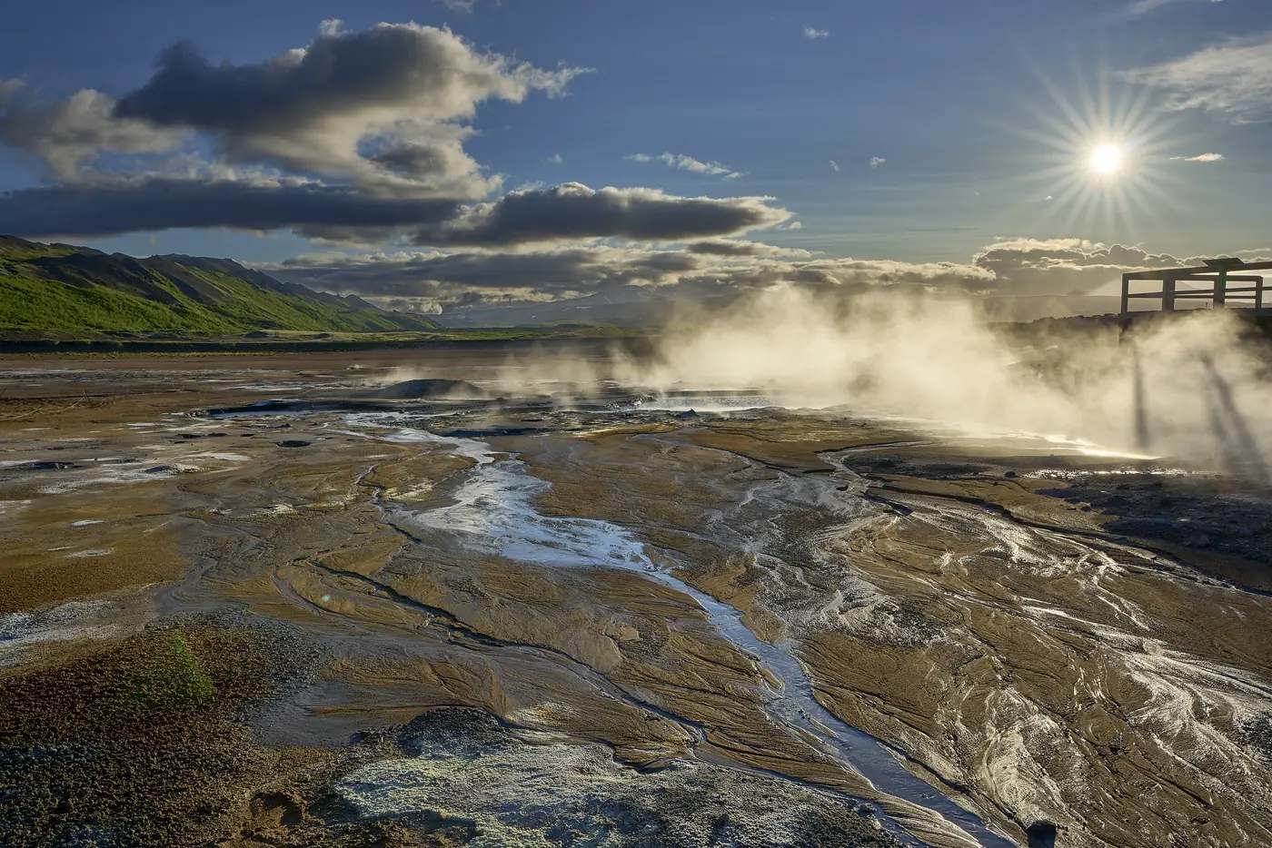 Ein mächtiger Wasserfall aus erhöhter Sicht