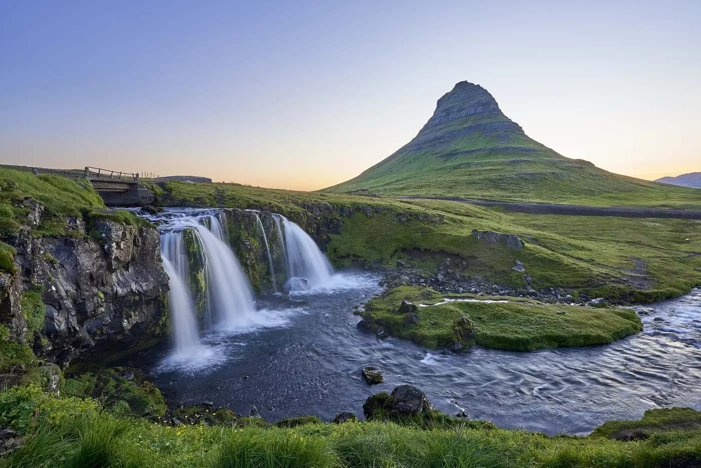 Der Kirkjufell hinter einem stufigen Wasserfall