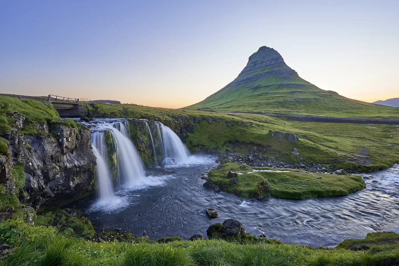 Der Kirkjufell hinter einem stufigen Wasserfall