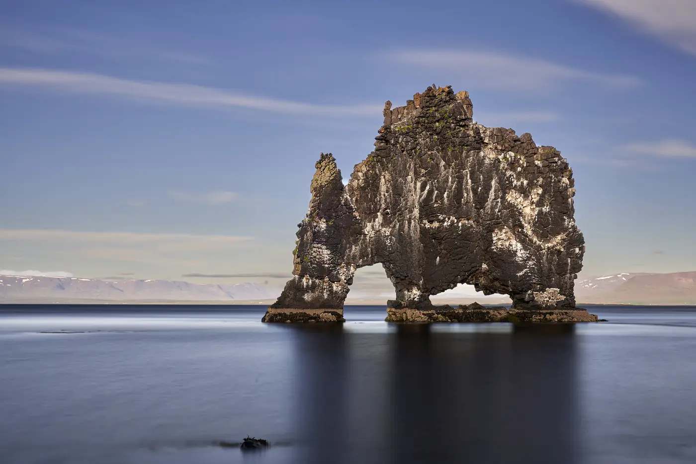 Der Felsbogen Hvítserkur in der Dämmerung