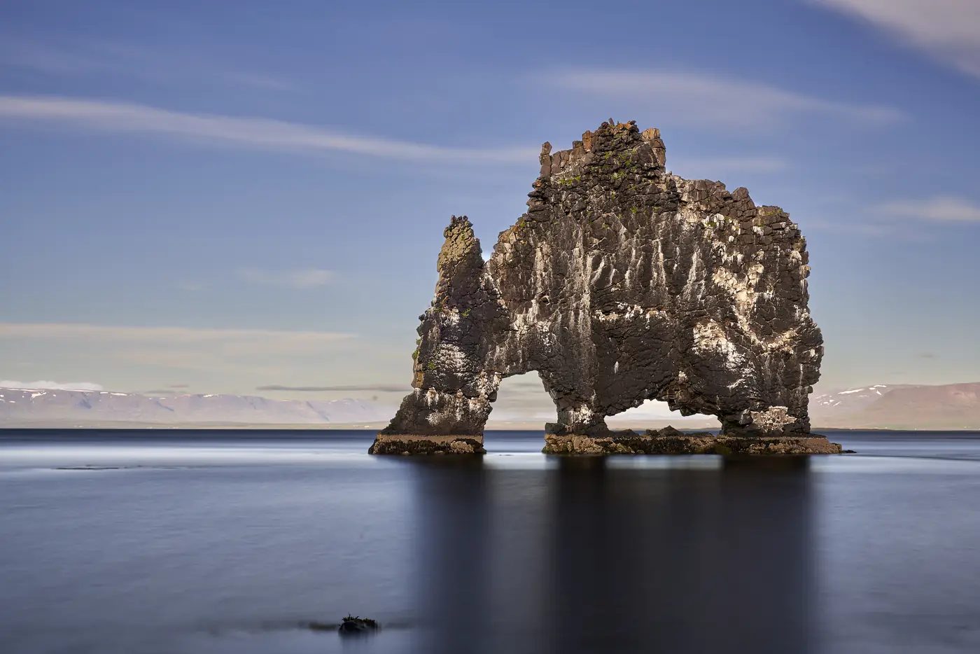 Der Felsbogen Hvítserkur in der Dämmerung