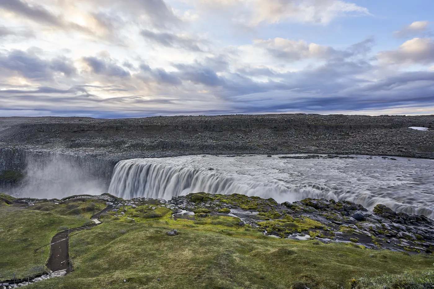 Ein Wasserfall in weitem Bogen