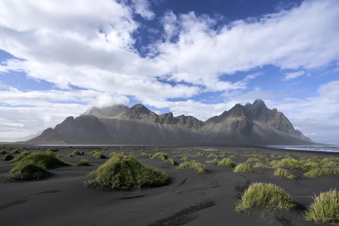 Die gezackte Silhouette des Vestrahorn über schwarzem Sand