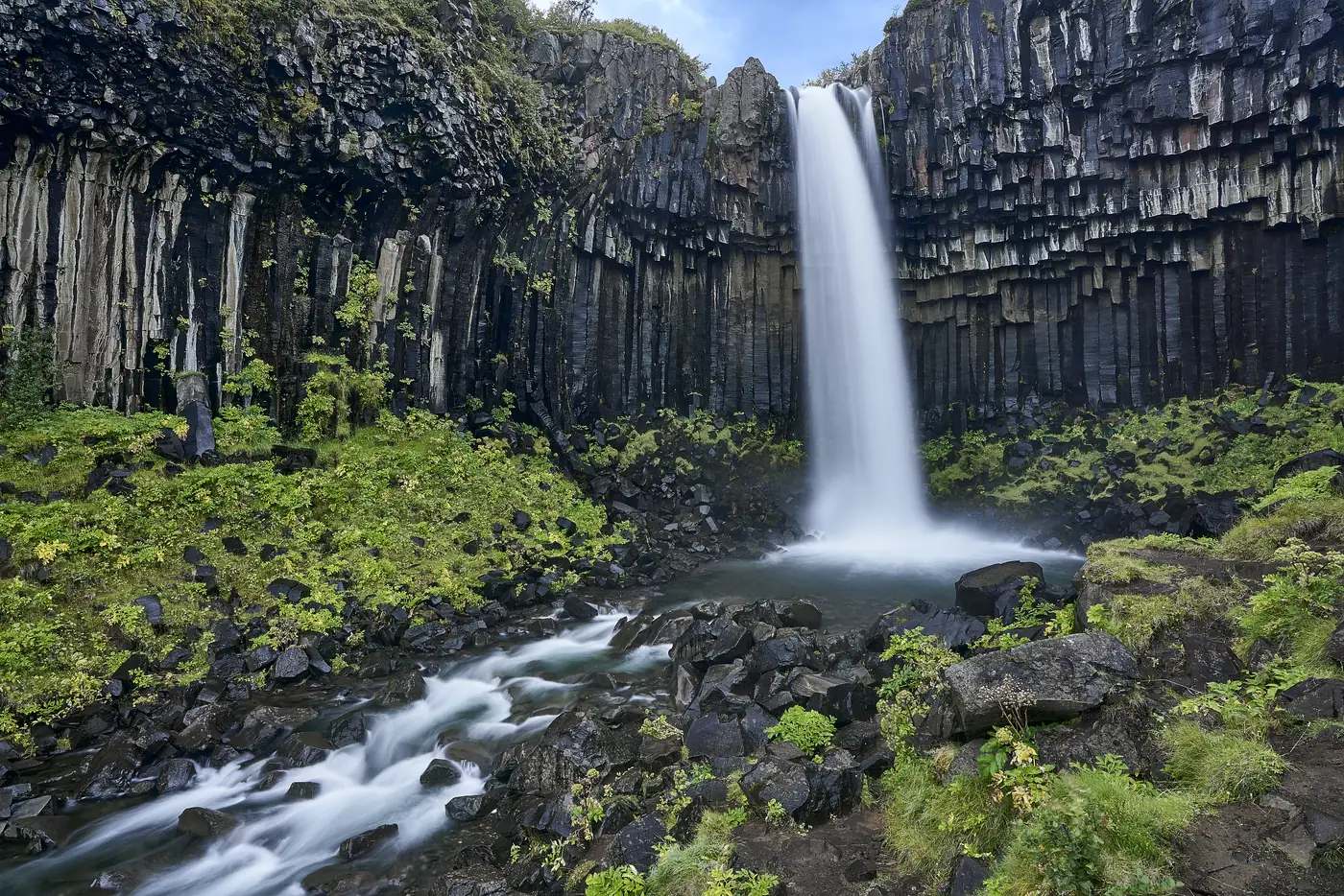 Ein Wasserfall in grüner Umgebung