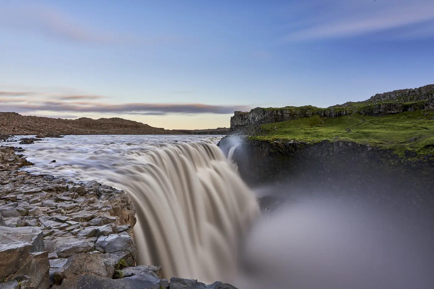 Die wuchtige Wasserwand des Dettifoss