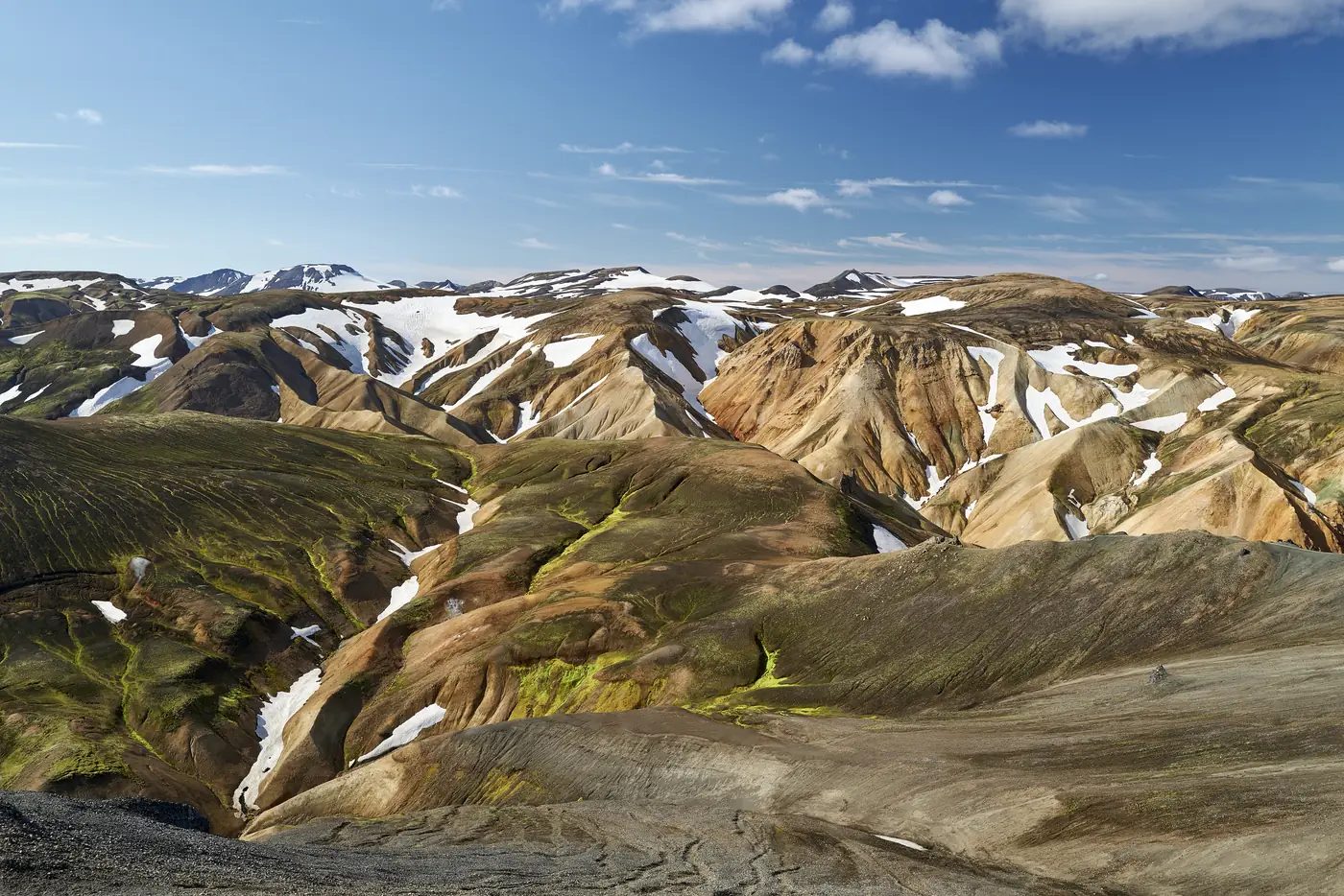 Ein weites Panorama der Rhyolithberge