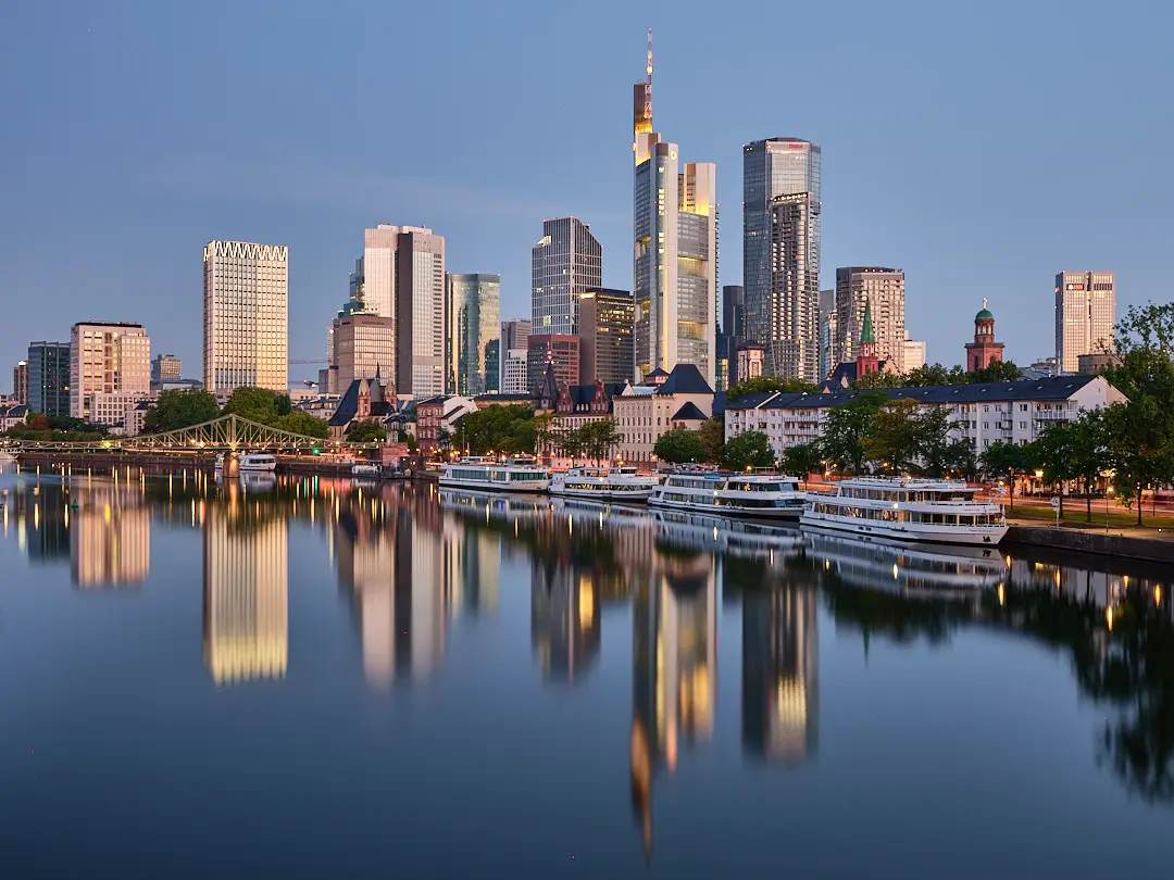 Die Frankfurter Skyline bei Tag über dem Fluss