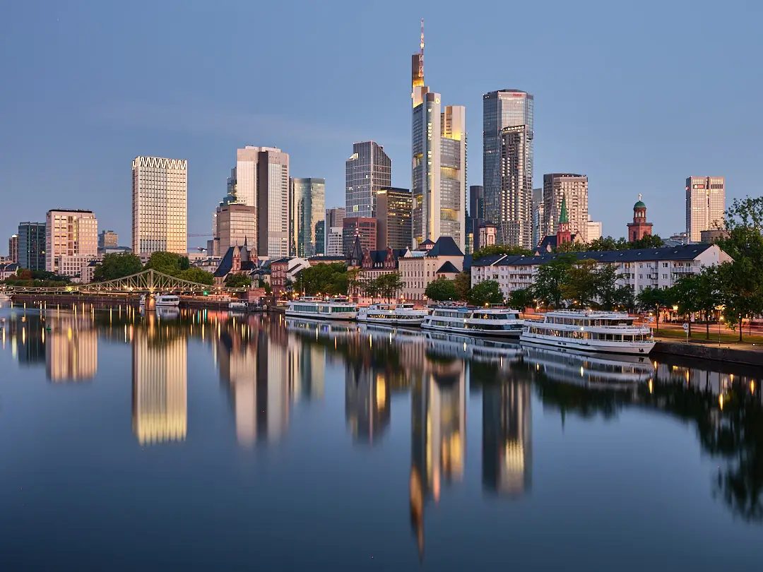 Die Frankfurter Skyline bei Tag über dem Fluss