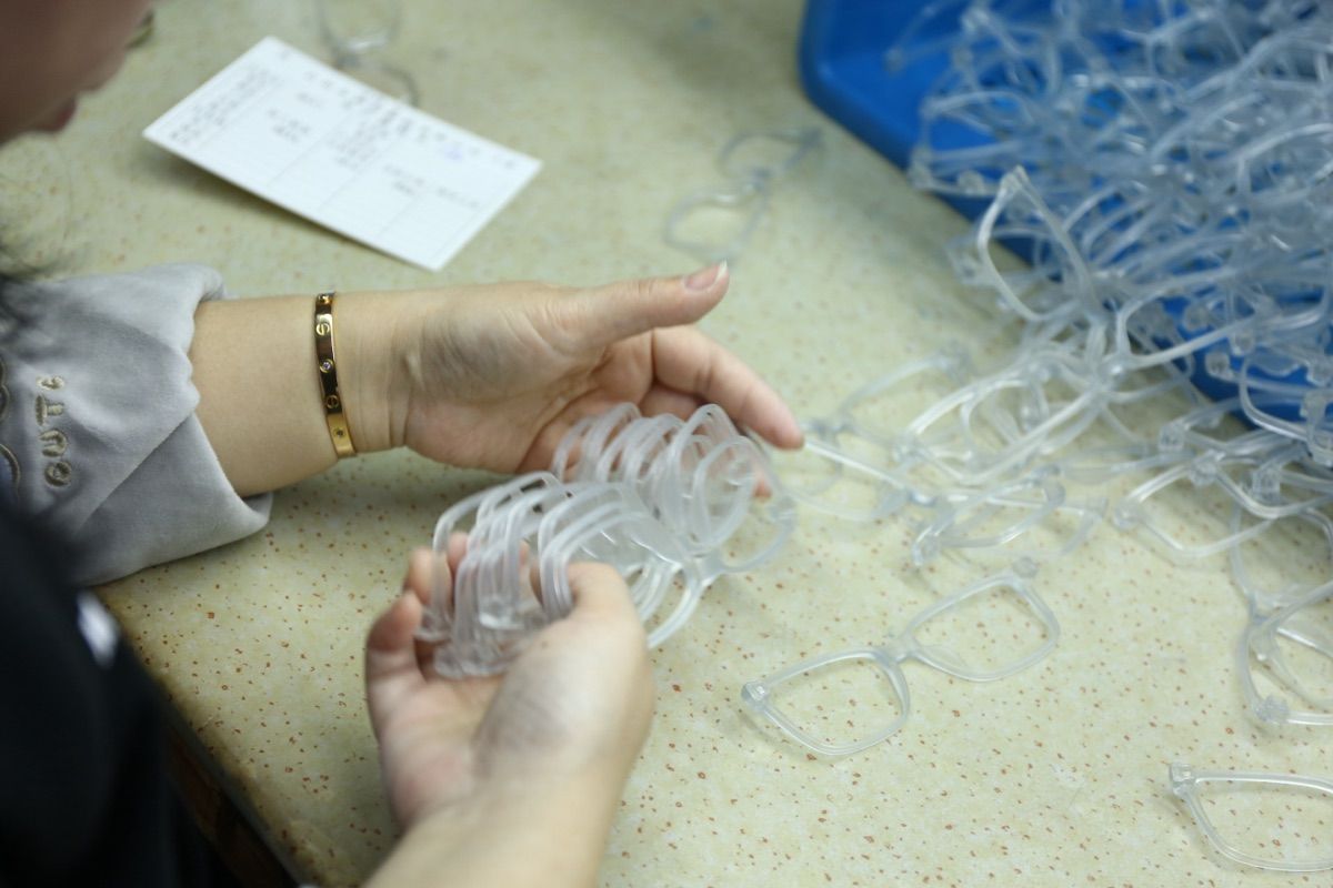 Manual quality inspection at the DOMI eyewear factory