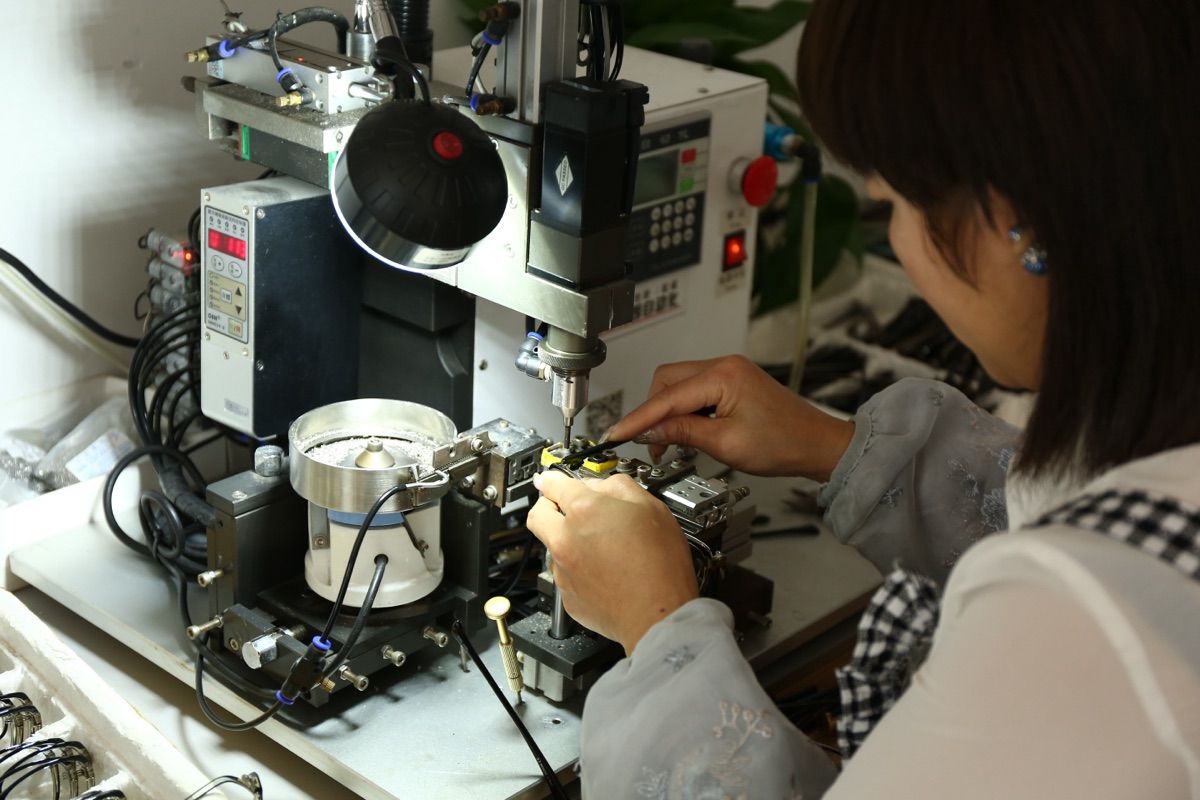 Metal hinge processing for sunglasses frames