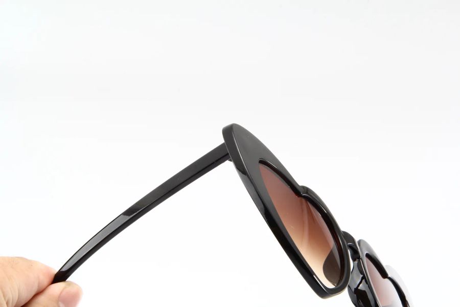 Temple and heart-shaped frame profile on sunglasses DM-570