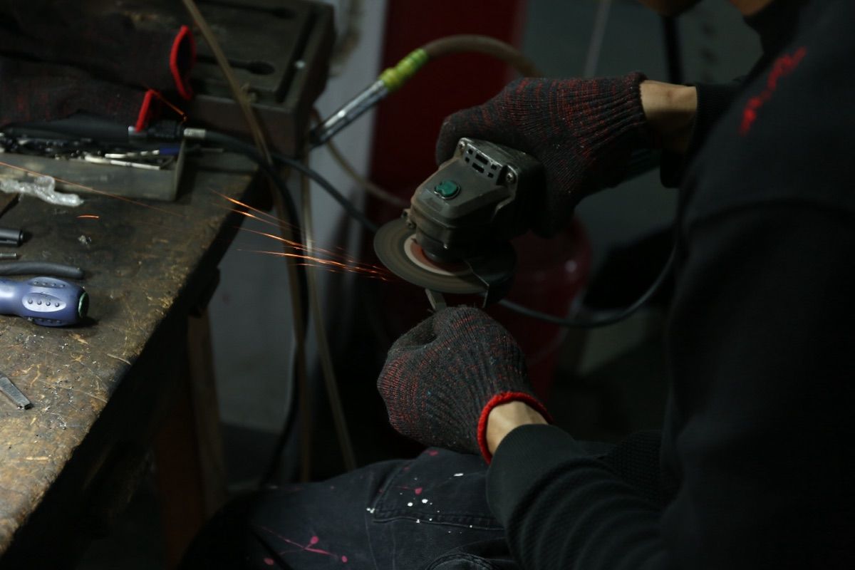 Sunglasses frame polishing and surface preparation