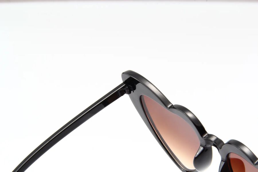 Hinge detail on heart-shaped sunglasses DM-570