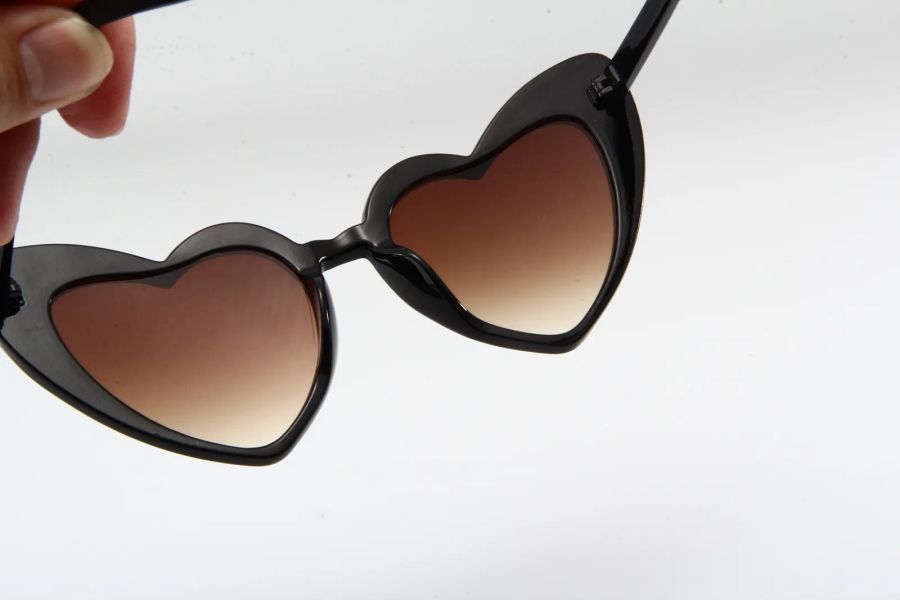 Heart-shaped lens and frame detail on sunglasses DM-570