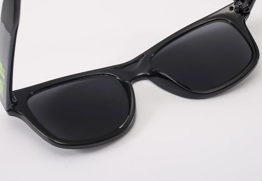 Close-up of DMKIDS-581 black frame and lens