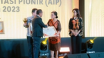 Menteri Investasi Kepala BKPM Bahlil Lahadalia,  Ira Noviarti Presiden Direktur Unilever Anugerah Investasi Pionir 2023