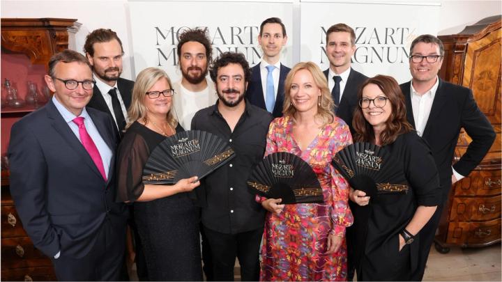 Gruppenbild zur Eröffnung der Mozart Sonderausstellung in Salzburg