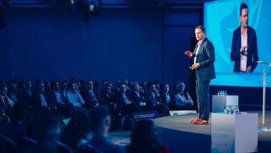 Willem Uijen, Unilever’s Chief Procurement Officer, presenting on stage at a supplier partner conference.