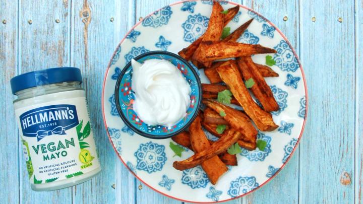Teller mit Süßkartoffel-Pommes und veganer Hellmann’s Mayonnaise