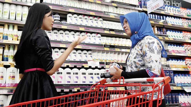 Women talking in the supermarket