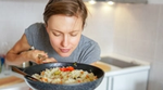 Une femme savourant un plat de riz et de légumes