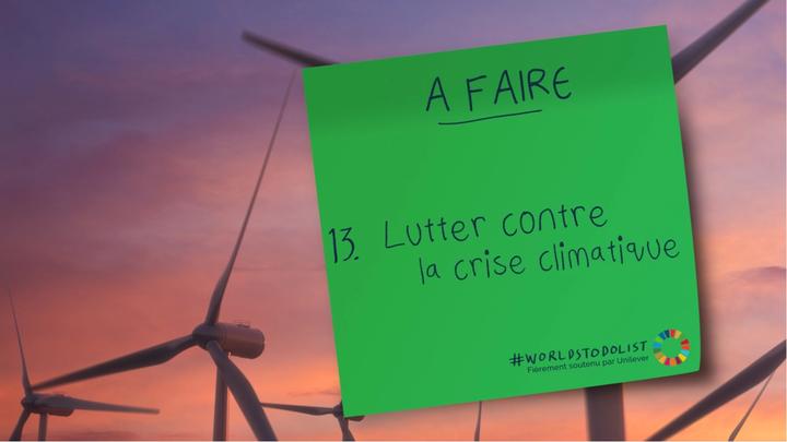 Green sticker with a text saying "Lutter contre la crise climatiqve"