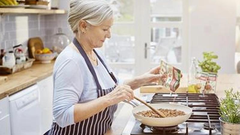 Woman cooking with Knorr Spaghetti Bolognese variant