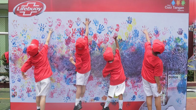 kids jumping painting