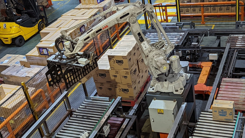 Robot được sử dụng trong nhà máy của Unilever Việt Nam phục vụ cho công tác đóng gói và vận chuyển sản phẩm