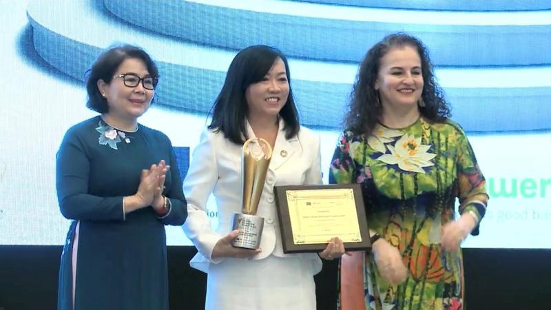 Đại diện Unilever nhận giải thưởng WEPs Awards 2021