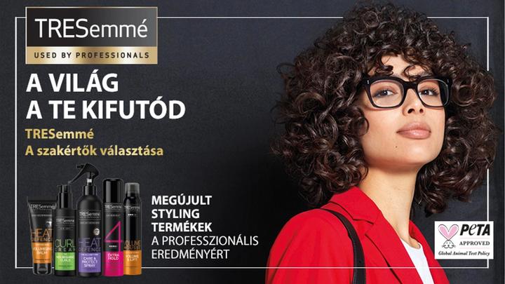 Göndör hajú szemüveges lány, mellette Tresemmé styling termékek.