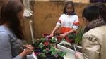 Παιδιά πρόσφυγες ασχολούνται με την κηπουρική.